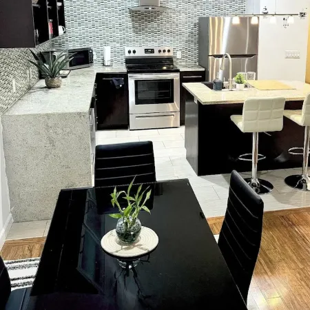 Posh 2BR/2BA King Bed! Free Parking! 30 Min to NYC Отели в г. Ист-Оранж