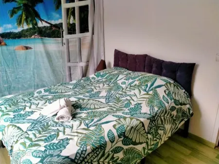 Chambre d'Hôtes l'Hôsting Noix Отели в г. Бувант