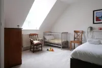 Fantastic 2Bd Victorian Apt - 4 Adults & 1 Child