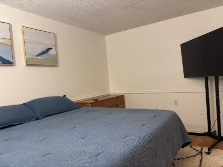 5 Minute Walk to Beach, Restaurants, Shops,Playground. Quaint and Quiet in IRB !