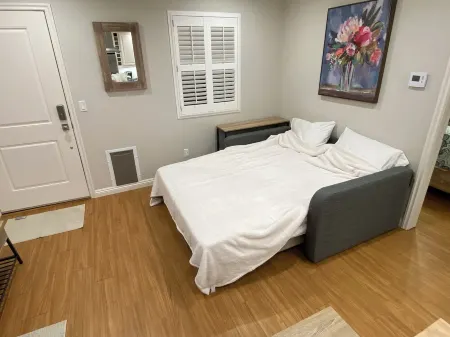 Clean Penthouse with Balcony Отели рядом с Аэропорт Боб Хоуп