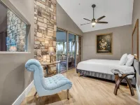 Castle on a hill, breathtaking views, surrounded with pools, trees, and lawn Hotels in Ramona