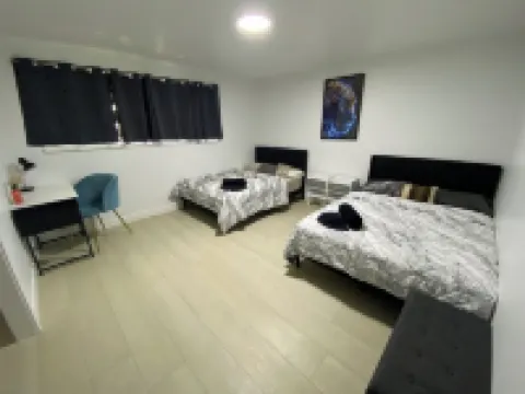 luxurious Charming 2-bed house with WiFi and AC with arcade pac-man pet friendly