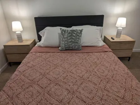 River View 1-bedroom house with WiFi Close to Downtown & Stadiums