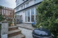 Sea Breeze Apt 3 - 2 Bed - Horton Beach Hotels near Former site of SEASONS GREETINGS (The Port Talbot Banksy)