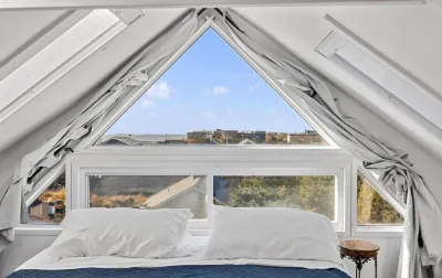 Gatsby's - Heated Plunge Pool & Hot Tub in OBP, Sleeps 24, Steps From The Beach Hotels near Cupsogue Beach County Park