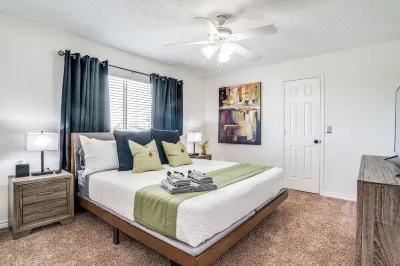 Fantastic 4 King Bed : Pool Table : Perfect Location Hotels near Vivian Stark McCallum Park