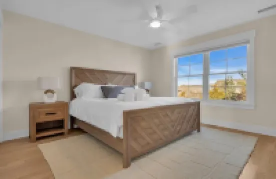 1 Block to Beach with Linens + Towels & Beach Badges