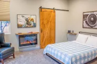 Hangar House, Hot Tub, Heated Pool, King Bed, Trails, and NO checkout chores!