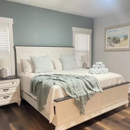 4-bedroom house in brilliant Kill Devil Hills, pet friendly, fenced in backyard