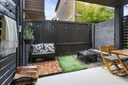 Modern Sustainable Design in Ballard Отели рядом с достопримечательностью «Фишерменс Терминал»