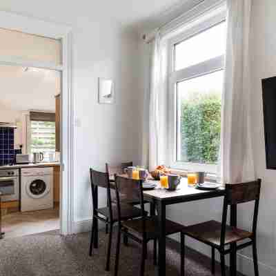 Coastal Home with Parking, Fast WiFi & Near Beach Rooms