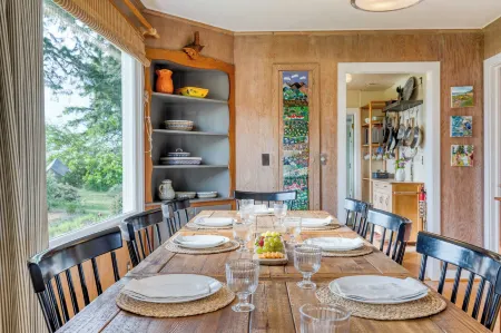 Maxwelton Aerie Bluffside Retreat w/ Sweeping Puget Sound Views + Firepit Отели рядом с достопримечательностью «Парк округа Дабл Блафф»