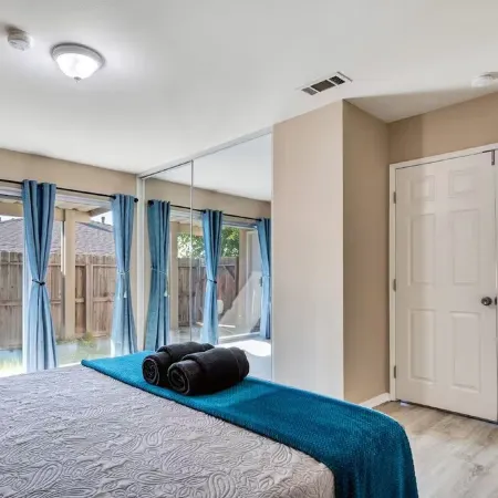 Shalimars Serenity, Spacious Pool, Jacuzzi,Games, Massage Chair, Patio Furniture