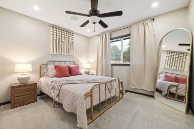 The Sunlit Vista, 2BR Home in Richland w/ Fenced Backyard
