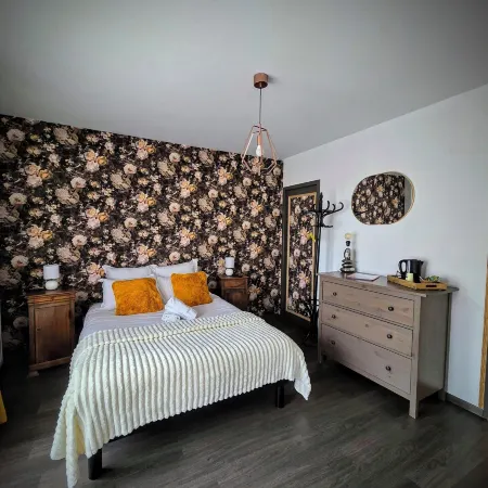 Le Clos des Roses - Chambre d'hôtes Hôtels à : Pérouges