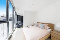 A Chic Apt with a Large Balcony Next to Grand Prix Hotel a Windsor