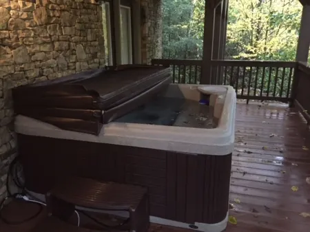 Newer Constructed Large Mountain Home in Luxury Gated Country Club w/hot tub Отели рядом с достопримечательностью «Sunrise Rock by Highlands-Cashiers Land Trust»