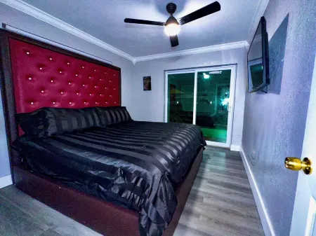 Spacious  5-bedroom pool house 5 mins from hardRock stadium with 3 jacuzzi& gym