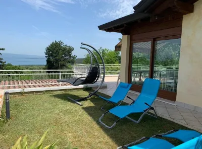 Villa with wonderful lake Garda view, garden and swimming pool Sigurta' Emporio 주변 호텔