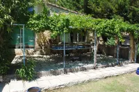 Farmhouse with pool, near Nimes, for 10 people, ideal family gathering.