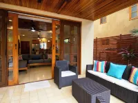 3 min walk to surf, 3bedrooms, Villa, Pool, Steps to the Beach! Hotels in Dominical