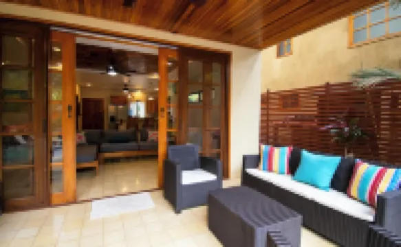 3 min walk to surf, 3bedrooms, Villa, Pool, Steps to the Beach!