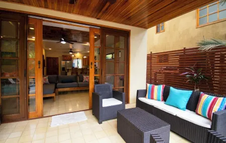 3 min walk to surf, 3bedrooms, Villa, Pool, Steps to the Beach!