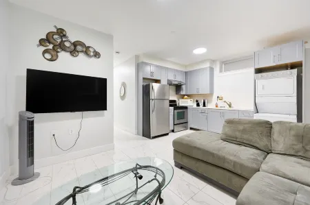 Basement Suite in Vancouver Отели рядом с достопримечательностью «Дэвид Томпсон Секондари Скул»