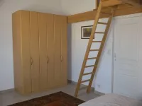 Cottage with private garden in wooded property with swimming pool Hotels in Pertuis