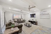 Texas City Palace: 6 beds, Pool-sleeps 12+