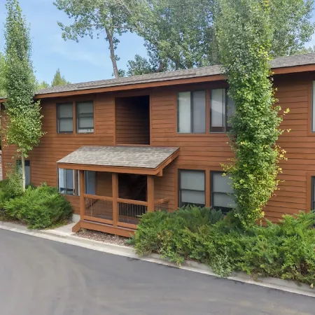 Modern Comfort in Prime Location: Stylishly Remodeled Condo Steps from Downtown