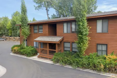 Modern Comfort in Prime Location: Stylishly Remodeled Condo Steps from Downtown Hotel di 