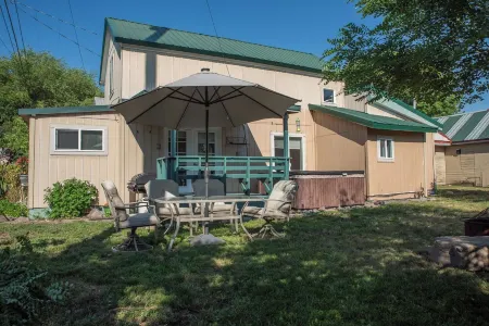 Mill town location by the river w/hot tub Отели в г. Боннер-Запад Риверсайд