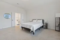 Spacious 4BR w/ Yard, Near Airport & F1 Circuit in Quiet Neighborhood 서킷 오브 더 아메리카 주변 호텔
