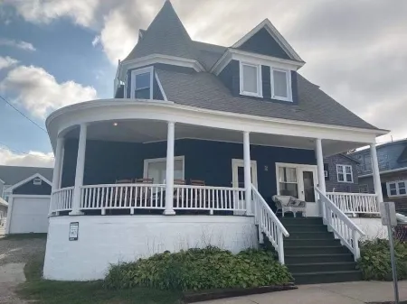 Oceanside cottage home with stunning ocean views Отели рядом с достопримечательностью «Палас Плейленд»