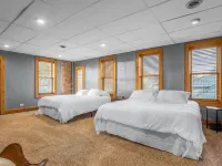 15 Min from Campus! Large 2BR Perfect for Groups! Hotels in Penn Township