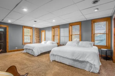 15 Min from Campus! Large 2BR Perfect for Groups! Hotel dekat Roxie's Manhattan
