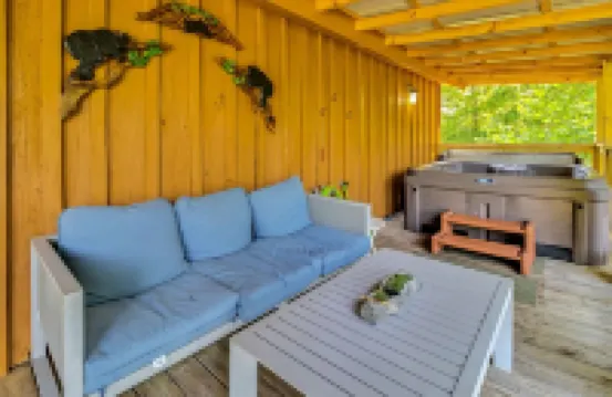 Romantic Red River Gorge Cabin w/ Hot Tub, Pond Views & Dog Friendly