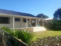 Quiet sun soaked house in Mahia beach Hotels in Mahia