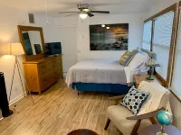2/1 Coastal Town Oasis ~ Minutes to the Beach
