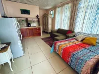 Cute studio, GREAT location, beautiful pool, close to beach! AC+