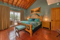 Secluded Oceanfront 4BR Luxury Villa - Fully Staffed on Camp Bay Beach, Roatan