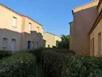 Villa T3, private terrace & parking. Wifi Fibre, Swimming pool, Shops, Beach 50m!