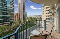Entire 2 Bedroom Condo, King Bed, FREE Parking, Sleeps 6, Walk to Waikiki Beach