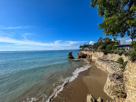 Ocean Paradise: 6Br, 5BA, Pool, OceanFront Villa with a Private Beach Отели рядом с достопримечательностью «Treasure Beach»