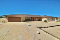 Cozy camper on a horse ranch in desirable Black Rock Cyn,Yucca Valley pool & spa