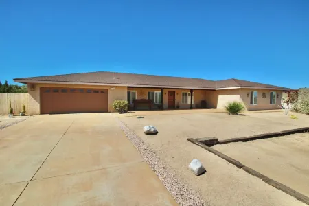 Cozy camper on a horse ranch in desirable Black Rock Cyn,Yucca Valley pool & spa
