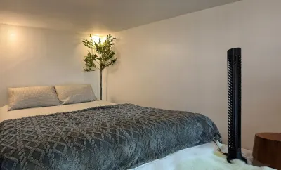house with free parking, just 7 minutes from the mall,  secure gated community Hotel dekat San Juan Chapel
