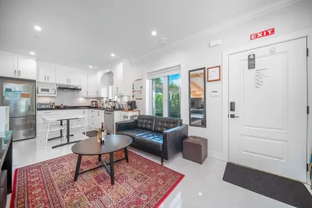 New Laneway House Near Airport, World Cup Stadium, Downtown, UBC, Отели рядом с достопримечательностью «UBC Extended Learning»